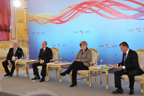 Putin invita a Merkel a asistir al Foro Económico de San Petersburgo en 2013 - Sputnik Mundo