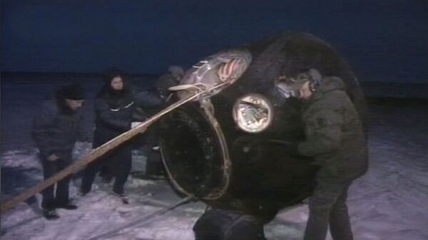 La cápsula de descenso Soyuz aterriza en las estepas nevadas de Kazajstán - Sputnik Mundo