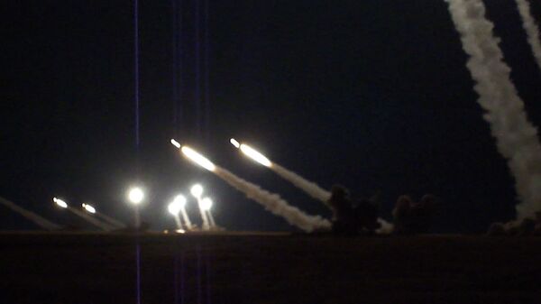 Descargas de baterías Smerch iluminan el cielo ruso en ejercicios militares - Sputnik Mundo