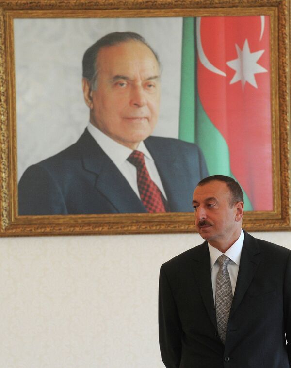 Presidente azerbaiyano Iljam Aliev  cerca de retrato suyo padre Geidar Aliyev - Sputnik Mundo