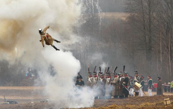 Aficionados reconstruyen la Batalla del Berezina del año 1812 contra Napoleón - Sputnik Mundo
