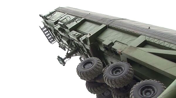 Militares colocan misil balístico Topol-M  en silo de lanzamiento    - Sputnik Mundo