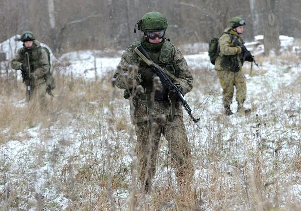 Militares prueban el equipo ruso del “soldado del futuro” - Sputnik Mundo