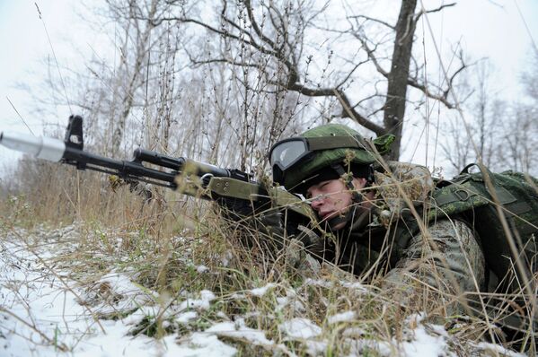 Militares prueban el equipo ruso del “soldado del futuro” - Sputnik Mundo