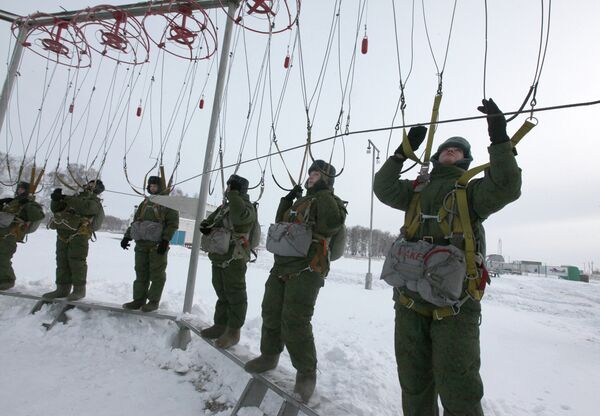 Las mujeres pasan un curso de supervivencia en las tropas paracaidistas  - Sputnik Mundo