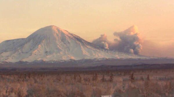 El volcán Tolbachik se despierta en Kamchatka tras décadas de inactividad - Sputnik Mundo
