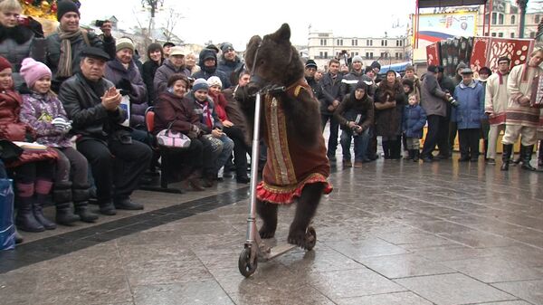 Oso en patinete divierte al público del festival “Invierno ruso” en Moscú - Sputnik Mundo