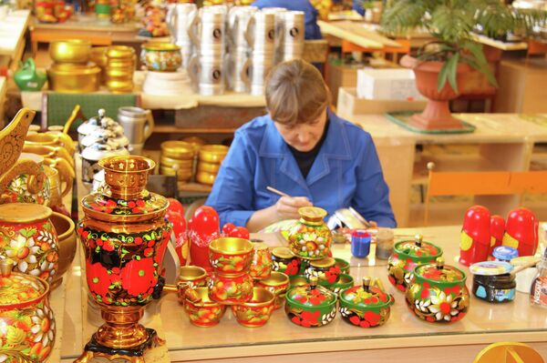 Tradiciones y modernidad en las artesanías rusas de Jojlomá - Sputnik Mundo