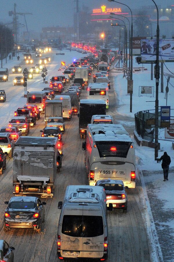 El frío populariza el transporte público de Moscú - Sputnik Mundo