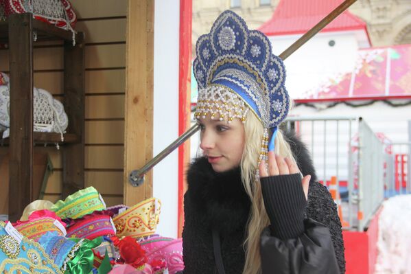 Moscovitas buscan luces, adornos, fantasías de Año Nuevo en pleno invierno ruso  - Sputnik Mundo