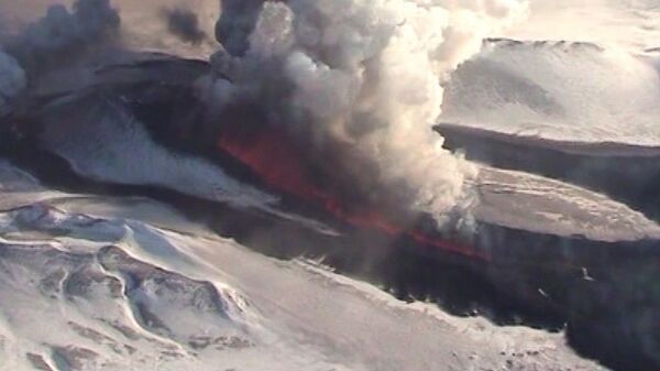 Bosques en llamas por la erupción del volcán Ploski Tolbachik en Kamchatka - Sputnik Mundo