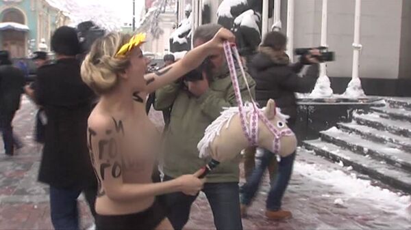 Feministas semidesnudas intentan irrumpir en el Parlamento ucraniano - Sputnik Mundo