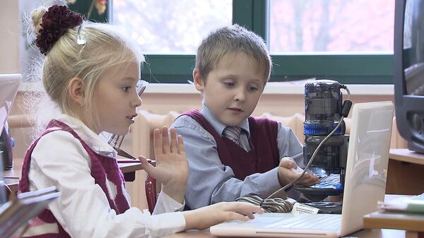 Alumnos y profesores discuten la digitalización de los colegios de Moscú - Sputnik Mundo