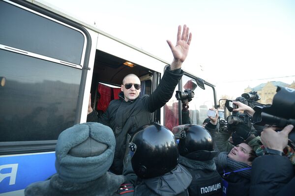 La policía de Moscú detiene al opositor Udaltsov en medio de una acción no autorizada - Sputnik Mundo