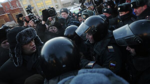 La policía empieza a desplazar a los manifestantes de la plaza céntrica de Moscú - Sputnik Mundo