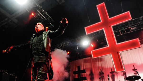 Poco escándalo y muchas cruces: Marilyn Manson en Moscú - Sputnik Mundo