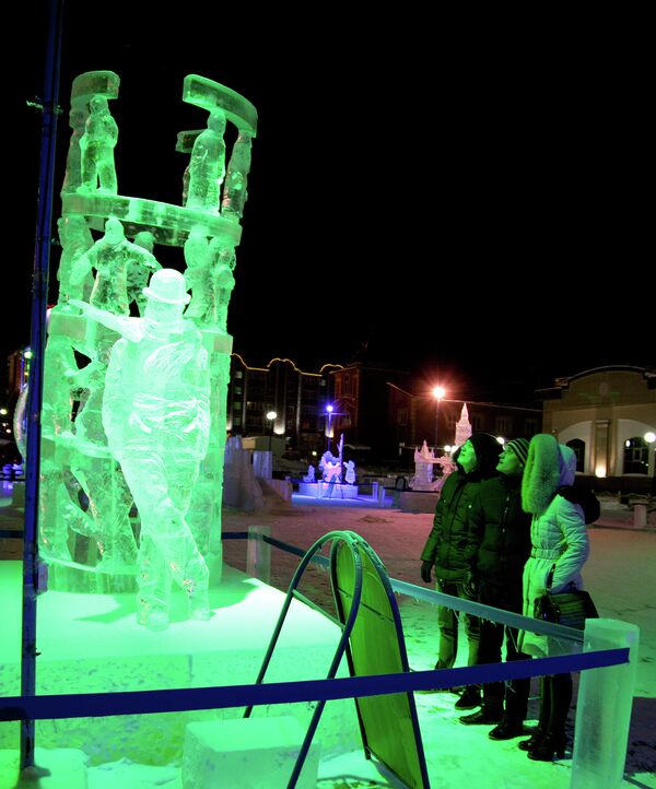 В Салехарде прошел Х международный фестиваль ледовой скульптуры «Полярная рапсодия» - Sputnik Mundo