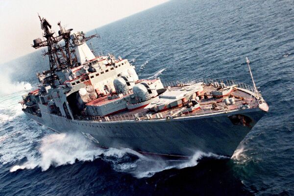 Buque de la Marina rusa se reabastece de agua y víveres en puerto de Irán - Sputnik Mundo