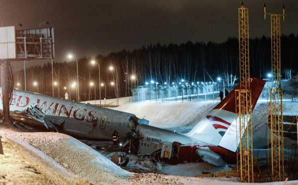 El accidente de un avión Tu-204 en el aeropuerto Vnúkovo de Moscú - Sputnik Mundo