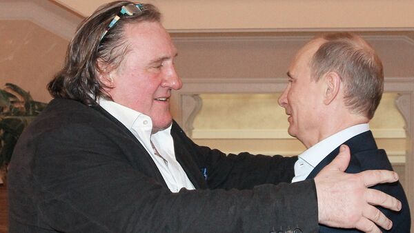 Vladímir Putin entrega a Gérard Depardieu el pasaporte ruso - Sputnik Mundo