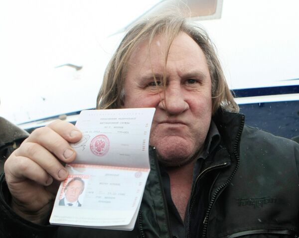 Gerard Depardieu hace poco recibió la ciudadanía de Rusia - Sputnik Mundo