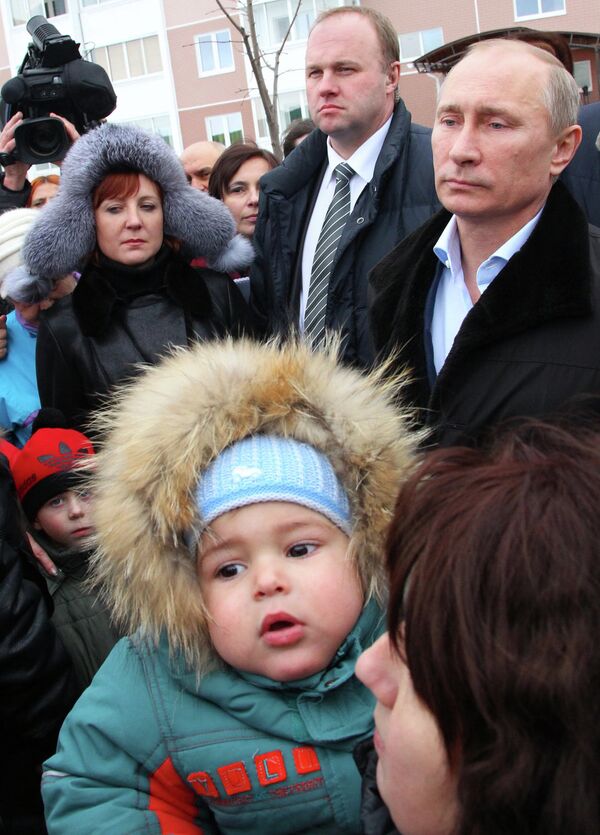 Putin visita nuevas viviendas de los damnificados por la inundación en Krimsk - Sputnik Mundo
