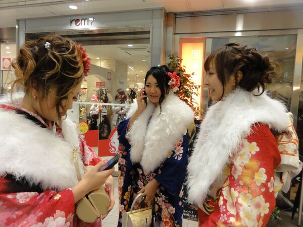 Los kimonos de gala y otros atributos del Día de la Mayoría de Edad en Japón - Sputnik Mundo