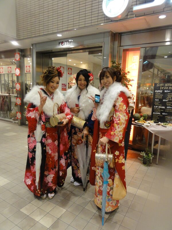 Los kimonos de gala y otros atributos del Día de la Mayoría de Edad en Japón - Sputnik Mundo