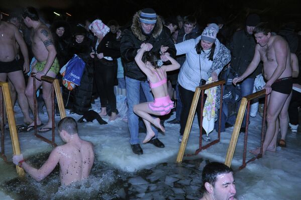 Los ortodoxos rusos celebran la fiesta del Bautismo del Señor con los “baños bautismales” - Sputnik Mundo