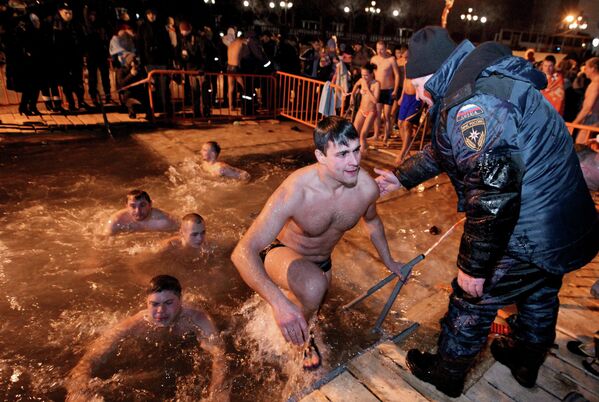 Los ortodoxos rusos celebran la fiesta del Bautismo del Señor con los “baños bautismales” - Sputnik Mundo