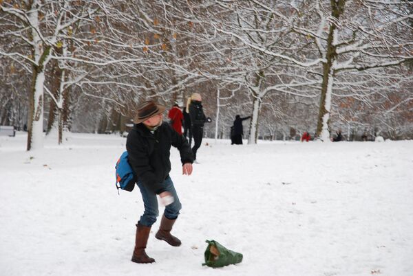 Multas a partir de €100 por tirar pelotas de nieve en la región belga de Flandes - Sputnik Mundo