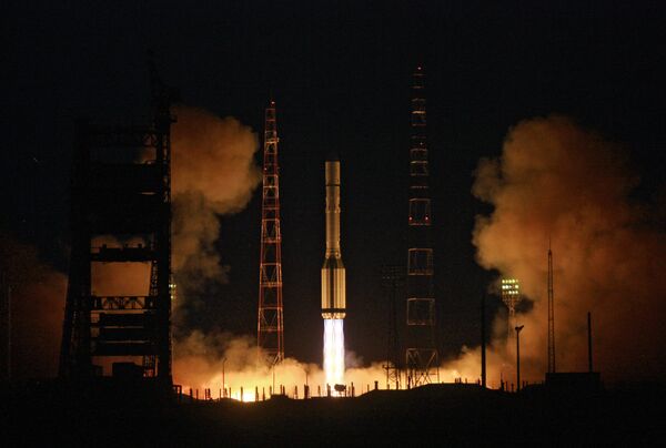 Cohete lanzador ruso Protón-M con tres satélites Glonass-M - Sputnik Mundo