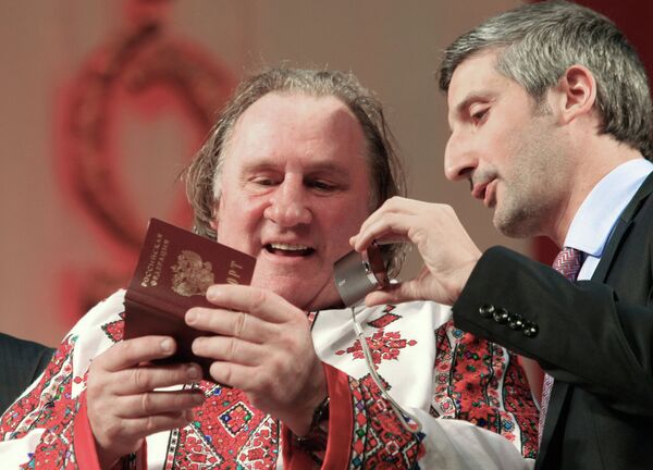 La mitad de los rusos avalan la concesión de ciudadanía a Depardieu - Sputnik Mundo