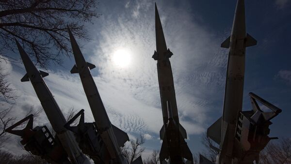 EEUU obliga a Rusia a retirarse del Tratado sobre Misiles de Corto y Medio Alcance - Sputnik Mundo