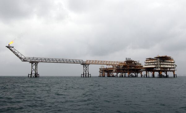 Una plataforma de extracción de gas iraní se hunde en el Golfo Pérsico - Sputnik Mundo