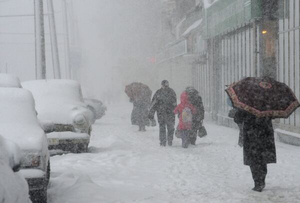 Fuerte nevada azota la capital de Rusia - Sputnik Mundo