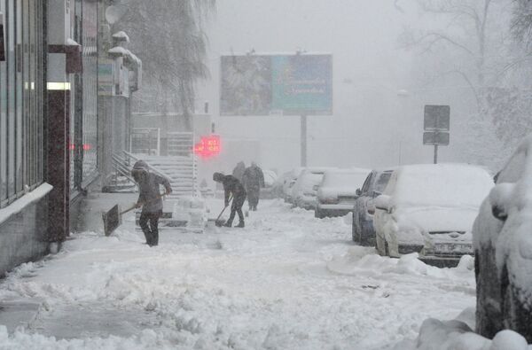 Fuerte nevada azota la capital de Rusia - Sputnik Mundo