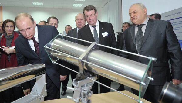 Vladímir Putin en el Instituto de Estudios Físicos del Centro Nuclear Federal de Rusia (febrero de 2012) - Sputnik Mundo