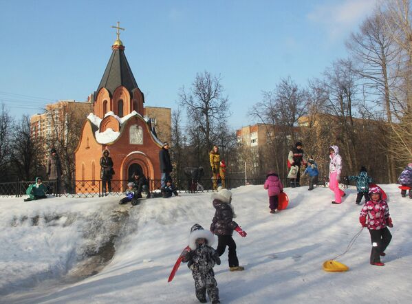 Moscovitas practican deportes de invierno - Sputnik Mundo