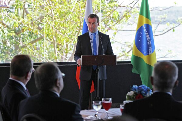 El primer ministro ruso Dmitri Medvédev reunido hoy con empresarios de Brasil - Sputnik Mundo