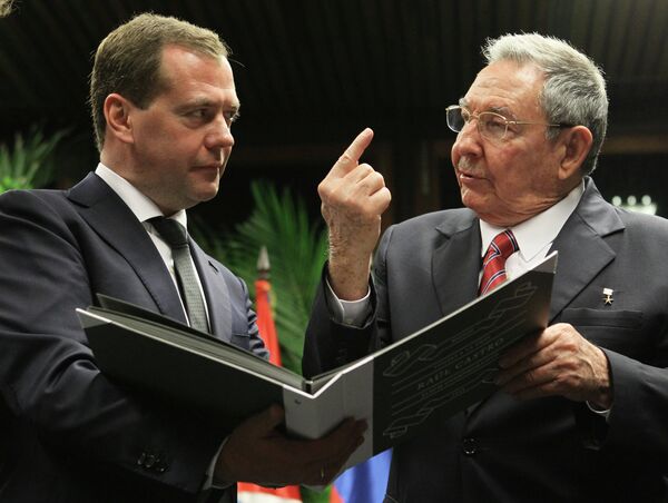 Dmitri Medvédev y Raúl Castro - Sputnik Mundo