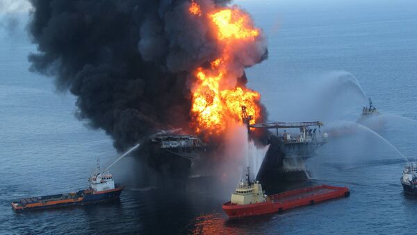 La plataforma petrolera Deepwater Horizon explosionó en el Golfo de México el 20 de abril en 2010 - Sputnik Mundo