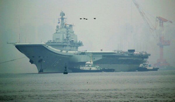 El primer portaaviones chino 'Liaoning' atracó en una base naval cerca de Qingdao - Sputnik Mundo