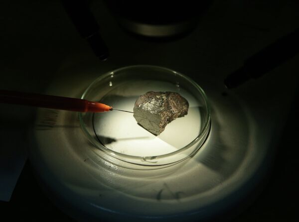 Expertos de un laboratorio de Moscú estudian fragmentos del bólido de Cheliábinsk - Sputnik Mundo