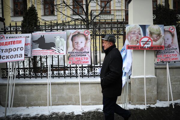 Manifestación en defensa de la infancia en el centro de Moscú - Sputnik Mundo