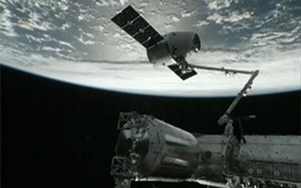 La nave de carga Dragon se engancha con éxito a la ISS - Sputnik Mundo