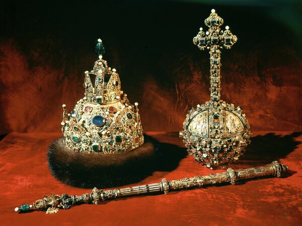 Coronas, cetros y orbes de la Dinastía Imperial Románov - Sputnik Mundo