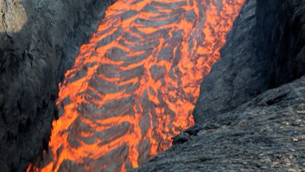 El volcán Ploski Tolbachik baña de lava los montes de Kamchatka - Sputnik Mundo