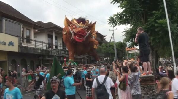 Los vecinos de Bali celebran el Año Nuevo y desfilan con muñecos de demonios - Sputnik Mundo
