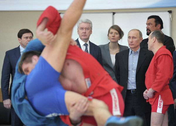 Vladímir Putin y Steven Seagal inauguran nuevo centro de artes marciales en Moscú - Sputnik Mundo